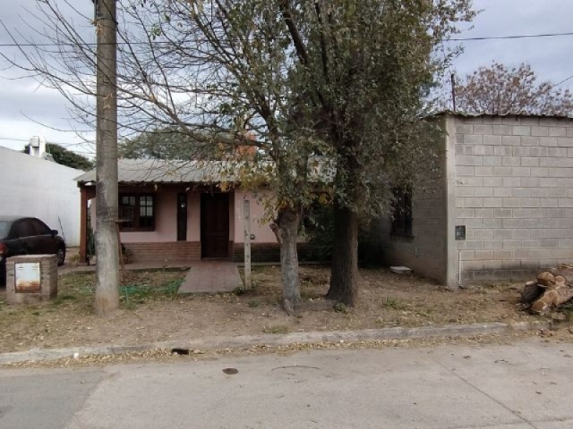 Casa en Esquina con Amplio Galpón en Venta